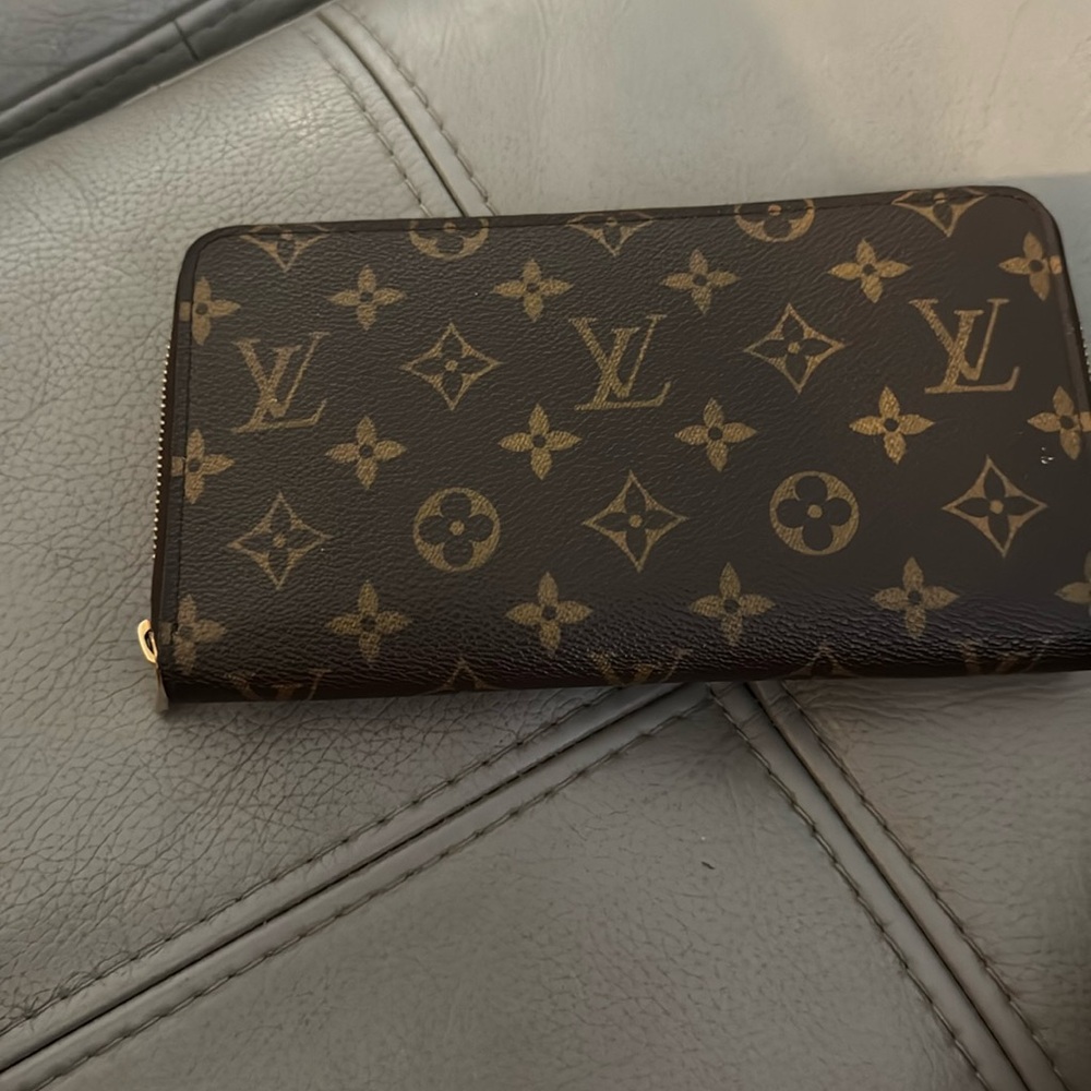 Authentic Louis Vuitton Zippy Wallet